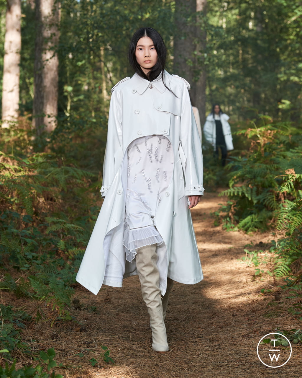 Fashion Week London Spring/Summer 2021 look 52 from the Burberry collection womenswear