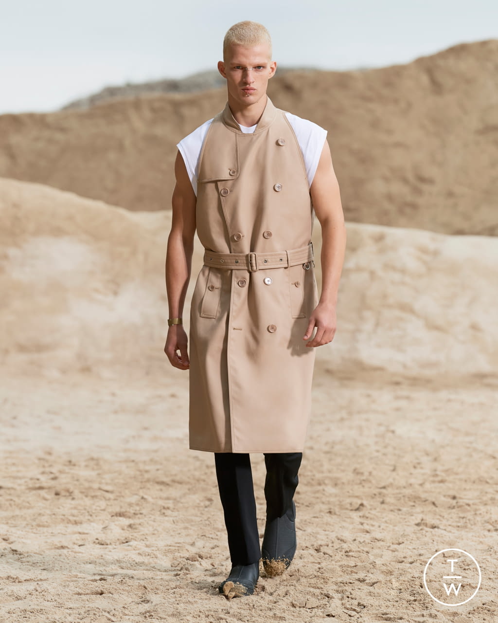 Fashion Week London Spring/Summer 2022 look 1 from the Burberry collection menswear