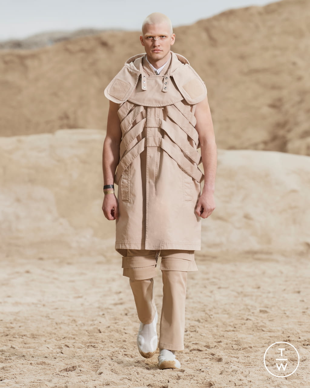 Fashion Week London Spring/Summer 2022 look 19 from the Burberry collection 男装