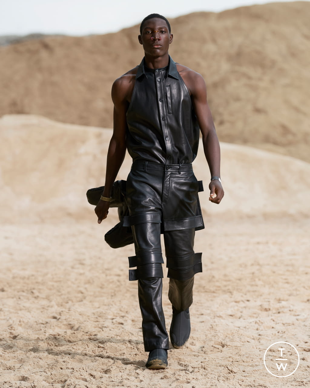 Fashion Week London Spring/Summer 2022 look 31 from the Burberry collection menswear