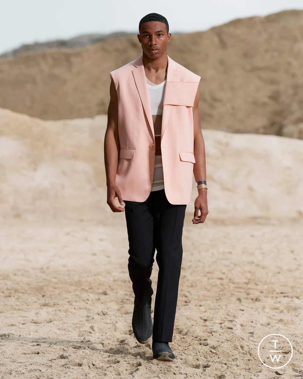 Fashion Week London Spring/Summer 2022 look 35 from the Burberry collection 男装