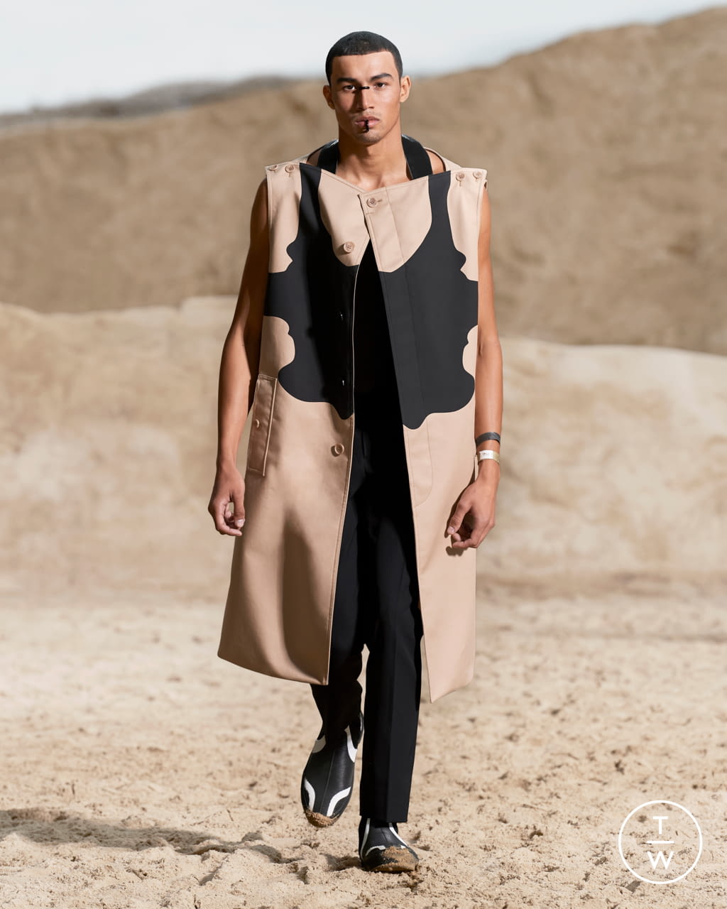 Fashion Week London Spring/Summer 2022 look 51 from the Burberry collection 男装