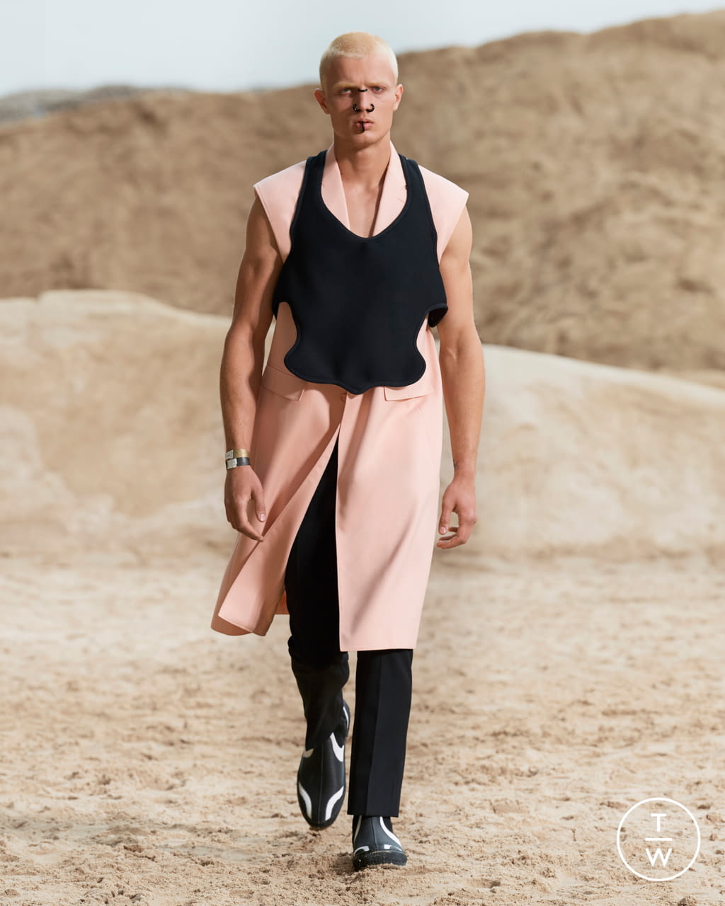 Fashion Week London Spring/Summer 2022 look 6 de la collection Burberry menswear