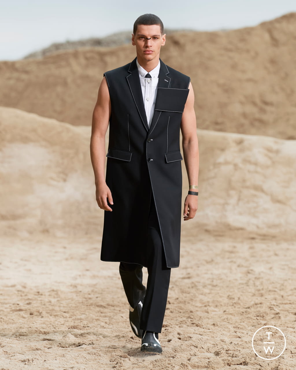 Fashion Week London Spring/Summer 2022 look 8 from the Burberry collection 男装