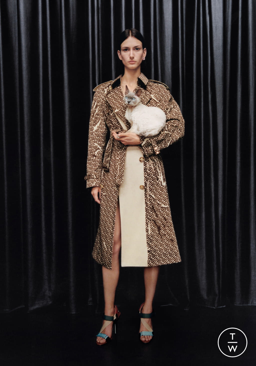 Fashion Week London Resort 2022 look 13 from the Burberry collection 女装