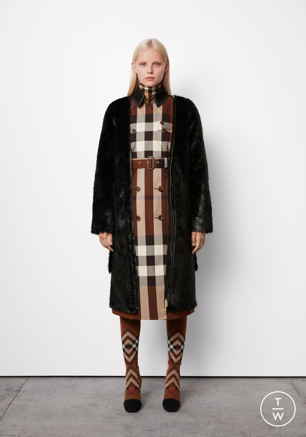 Fashion Week London Resort 2022 look 23 from the Burberry collection womenswear