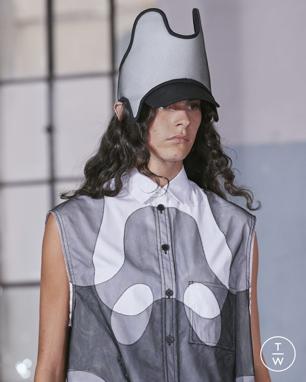 Fashion Week London Spring/Summer 2022 look 12 from the Burberry collection womenswear accessories