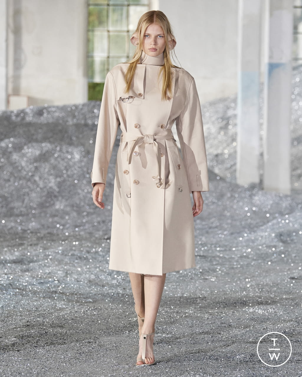 Fashion Week London Spring/Summer 2022 look 1 from the Burberry collection womenswear