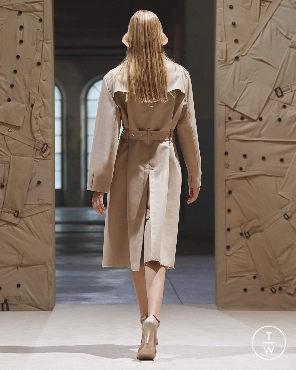 Fashion Week London Spring/Summer 2022 look 2 from the Burberry collection 女装