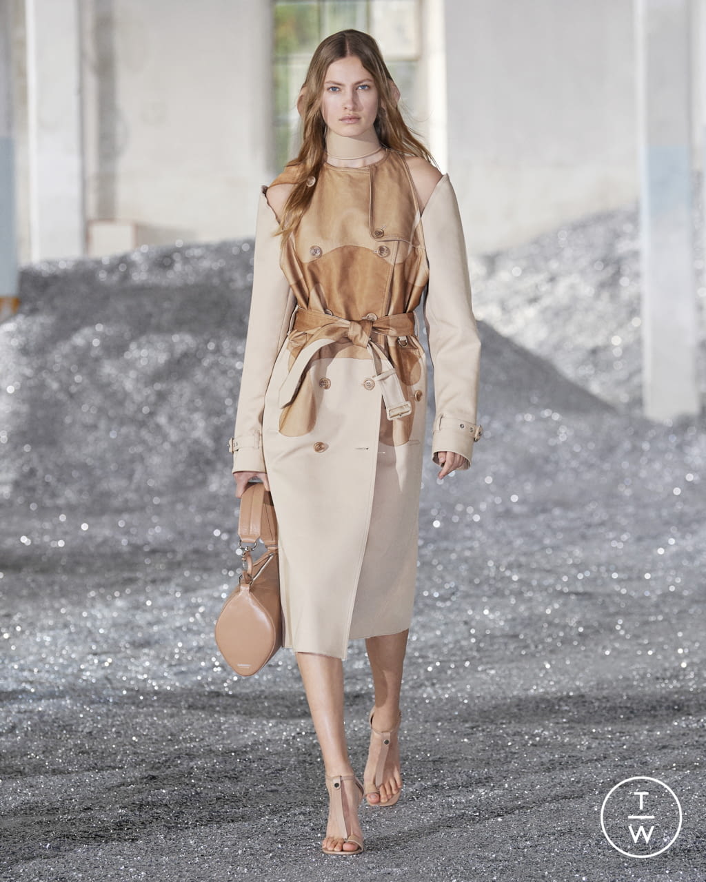 Fashion Week London Spring/Summer 2022 look 21 from the Burberry collection 女装