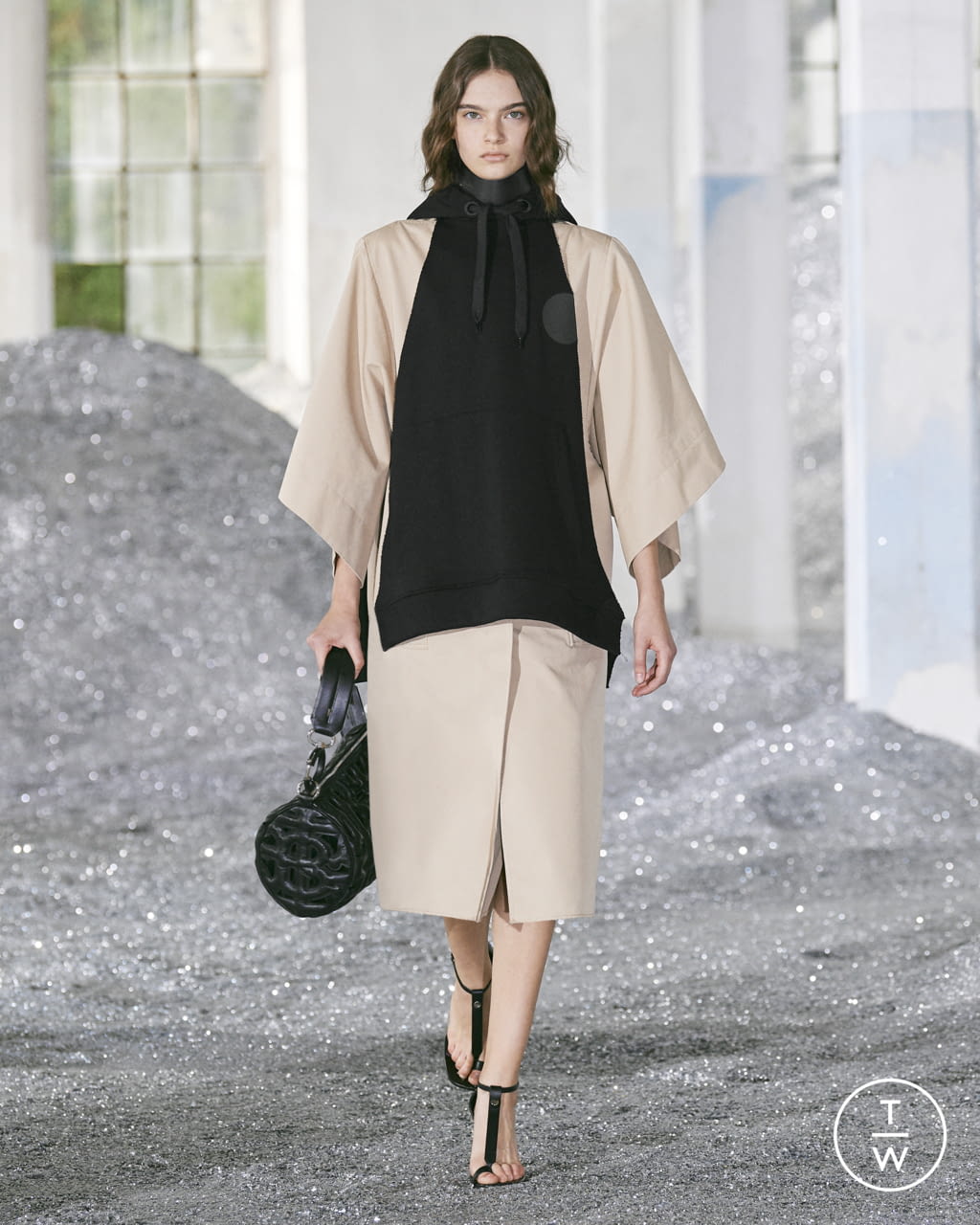 Fashion Week London Spring/Summer 2022 look 29 from the Burberry collection womenswear