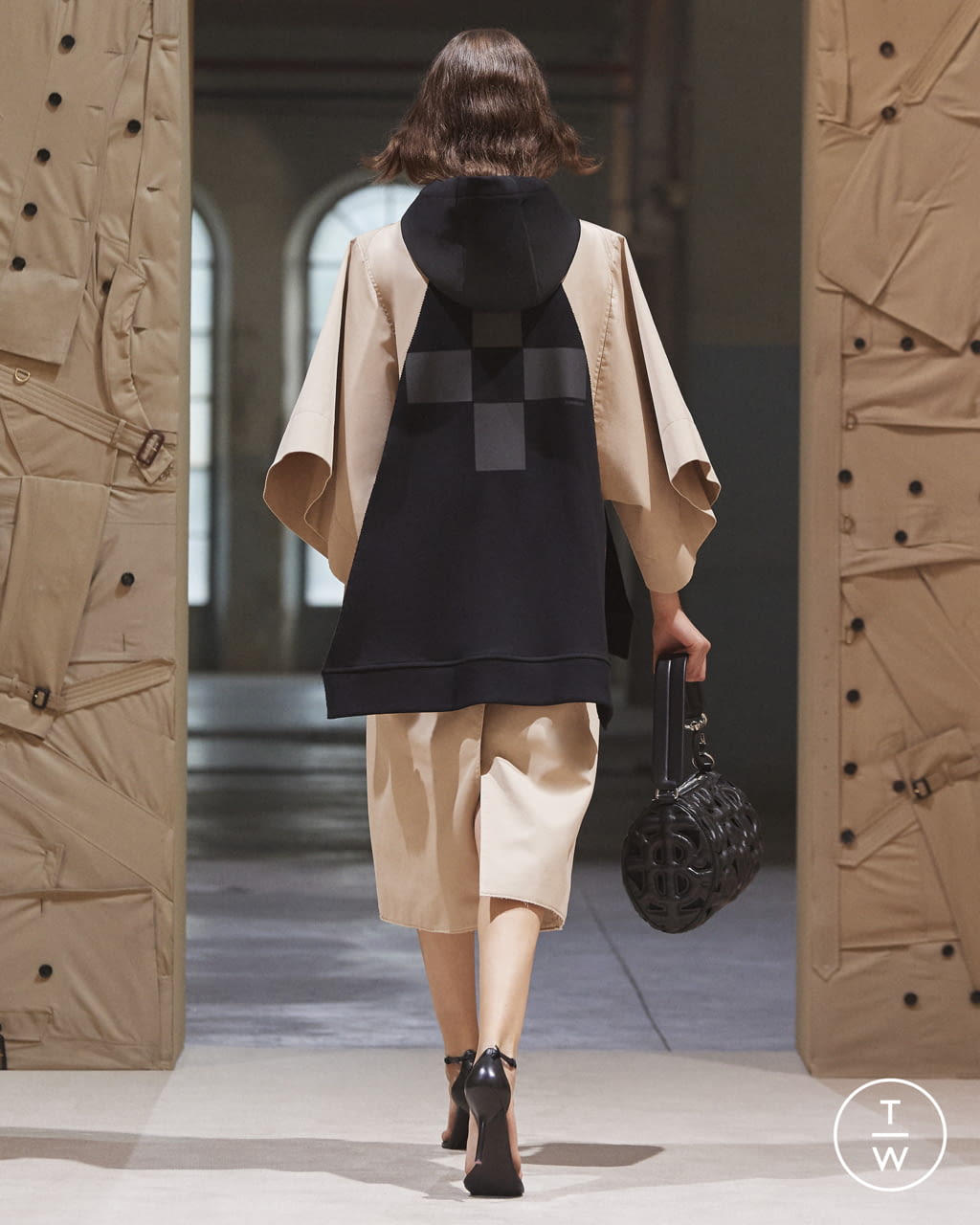 Fashion Week London Spring/Summer 2022 look 30 from the Burberry collection womenswear