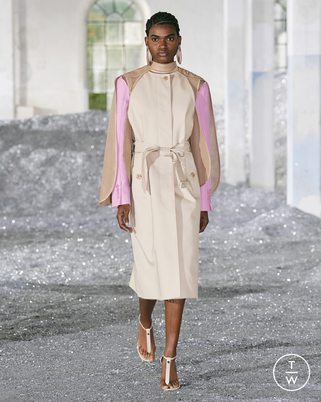 Fashion Week London Spring/Summer 2022 look 41 from the Burberry collection womenswear