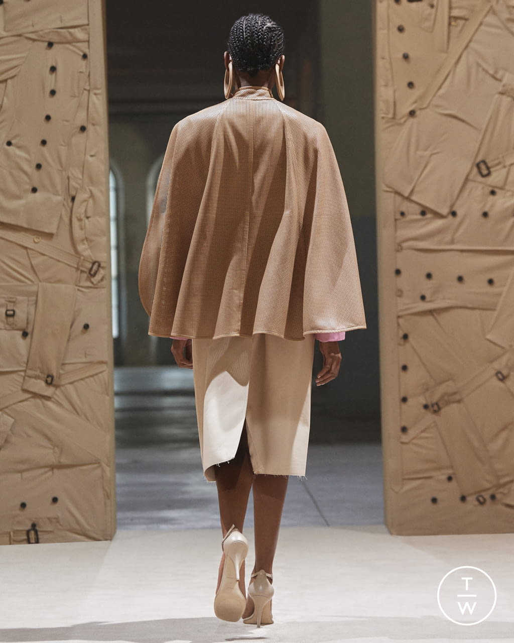 Fashion Week London Spring/Summer 2022 look 42 from the Burberry collection womenswear