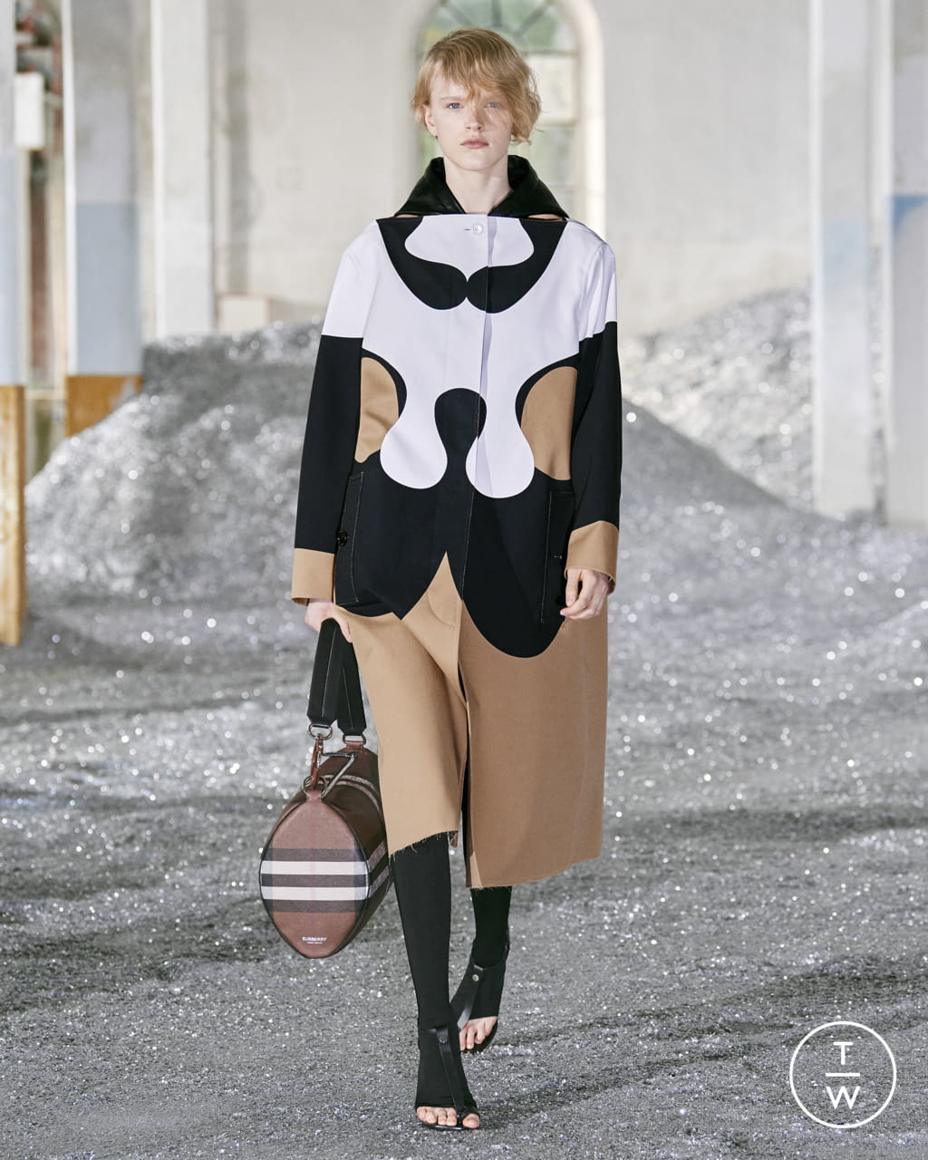 Fashion Week London Spring/Summer 2022 look 45 from the Burberry collection 女装