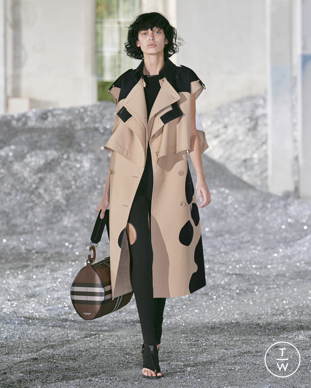 Fashion Week London Spring/Summer 2022 look 49 from the Burberry collection 女装
