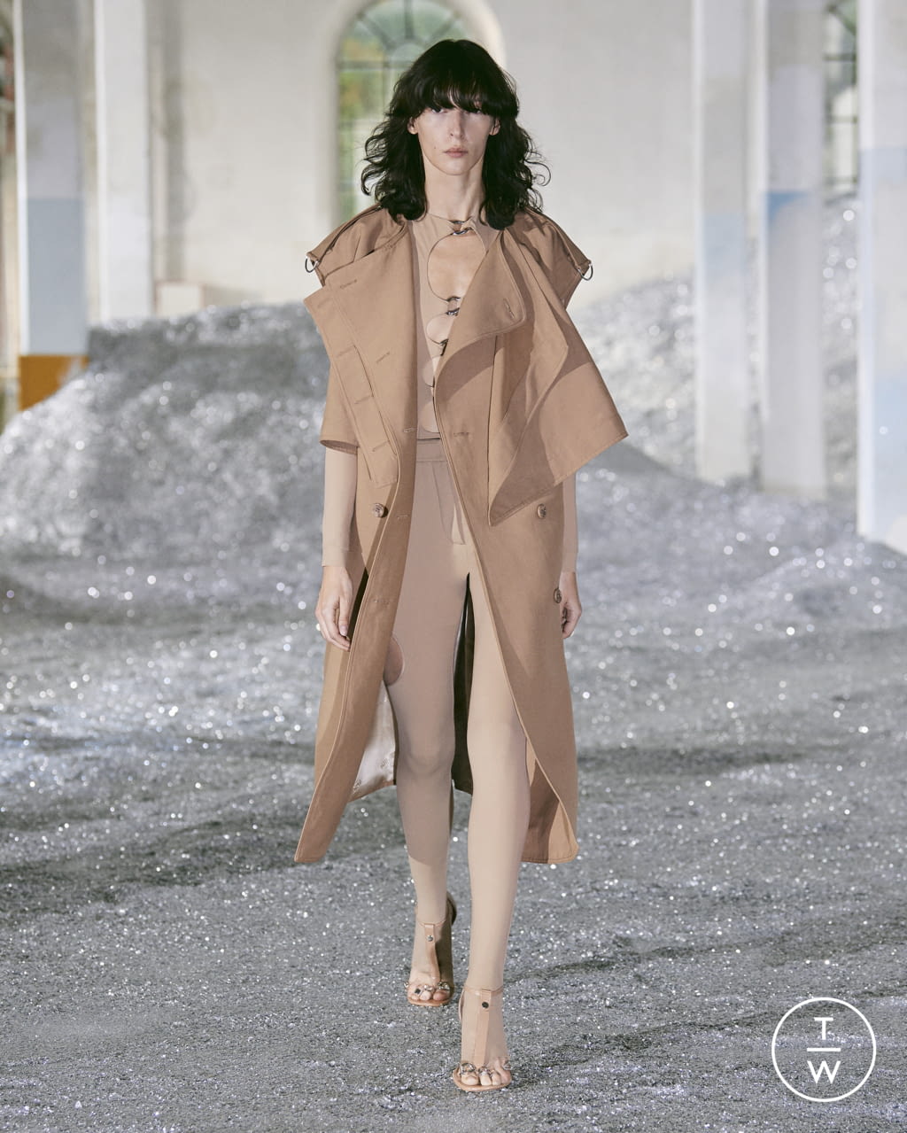 Fashion Week London Spring/Summer 2022 look 53 from the Burberry collection womenswear