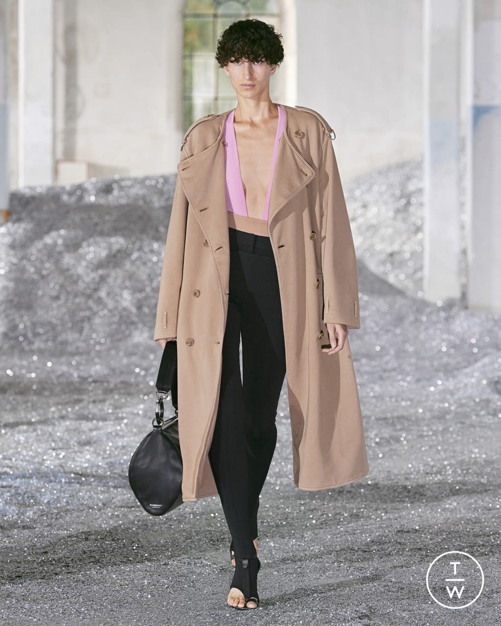Fashion Week London Spring/Summer 2022 look 61 from the Burberry collection womenswear