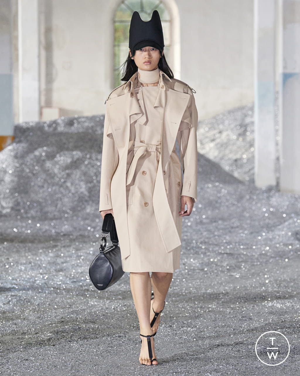 Fashion Week London Spring/Summer 2022 look 7 from the Burberry collection womenswear