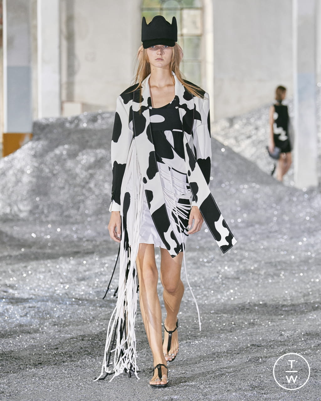 Fashion Week London Spring/Summer 2022 look 87 from the Burberry collection 女装