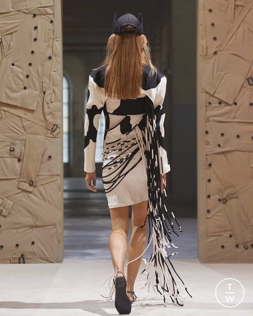 Fashion Week London Spring/Summer 2022 look 88 from the Burberry collection 女装