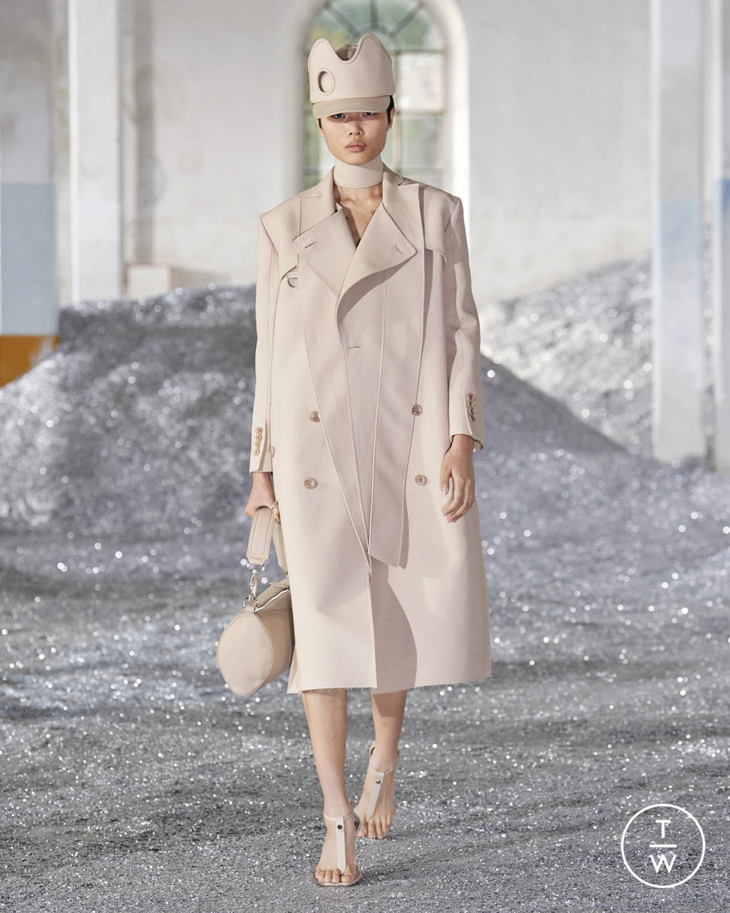 Fashion Week London Spring/Summer 2022 look 9 from the Burberry collection womenswear