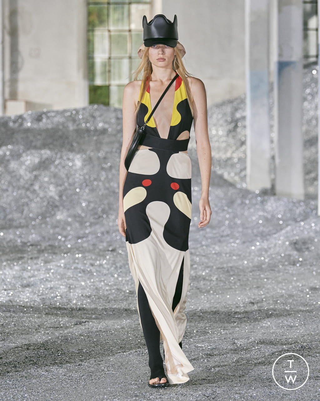 Fashion Week London Spring/Summer 2022 look 99 from the Burberry collection 女装