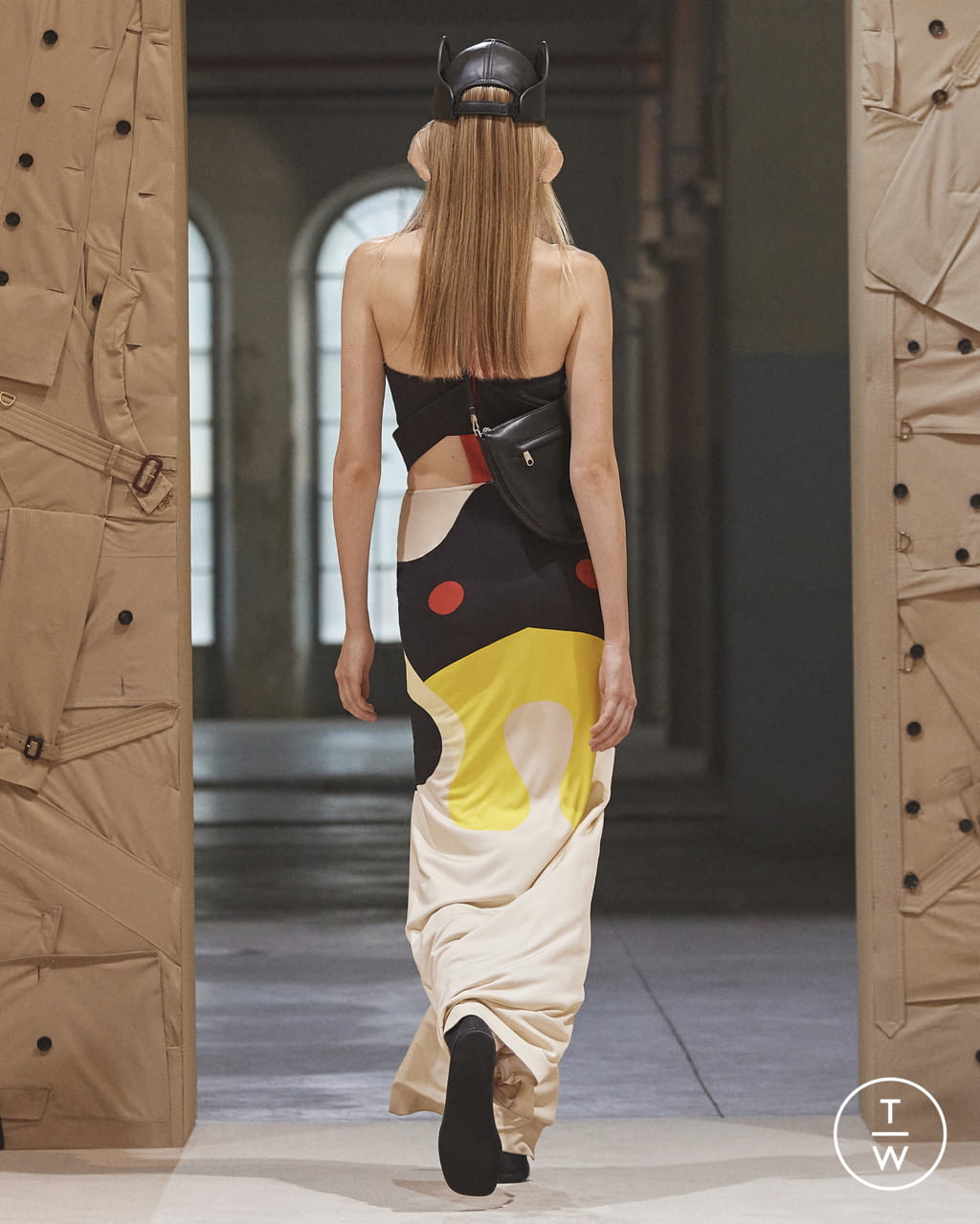 Fashion Week London Spring/Summer 2022 look 100 de la collection Burberry womenswear
