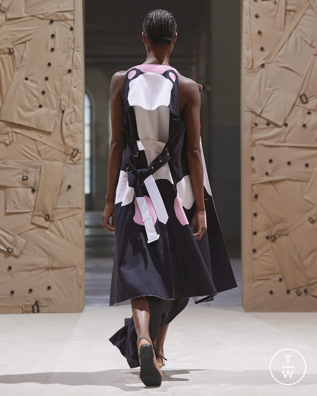 Fashion Week London Spring/Summer 2022 look 102 from the Burberry collection womenswear