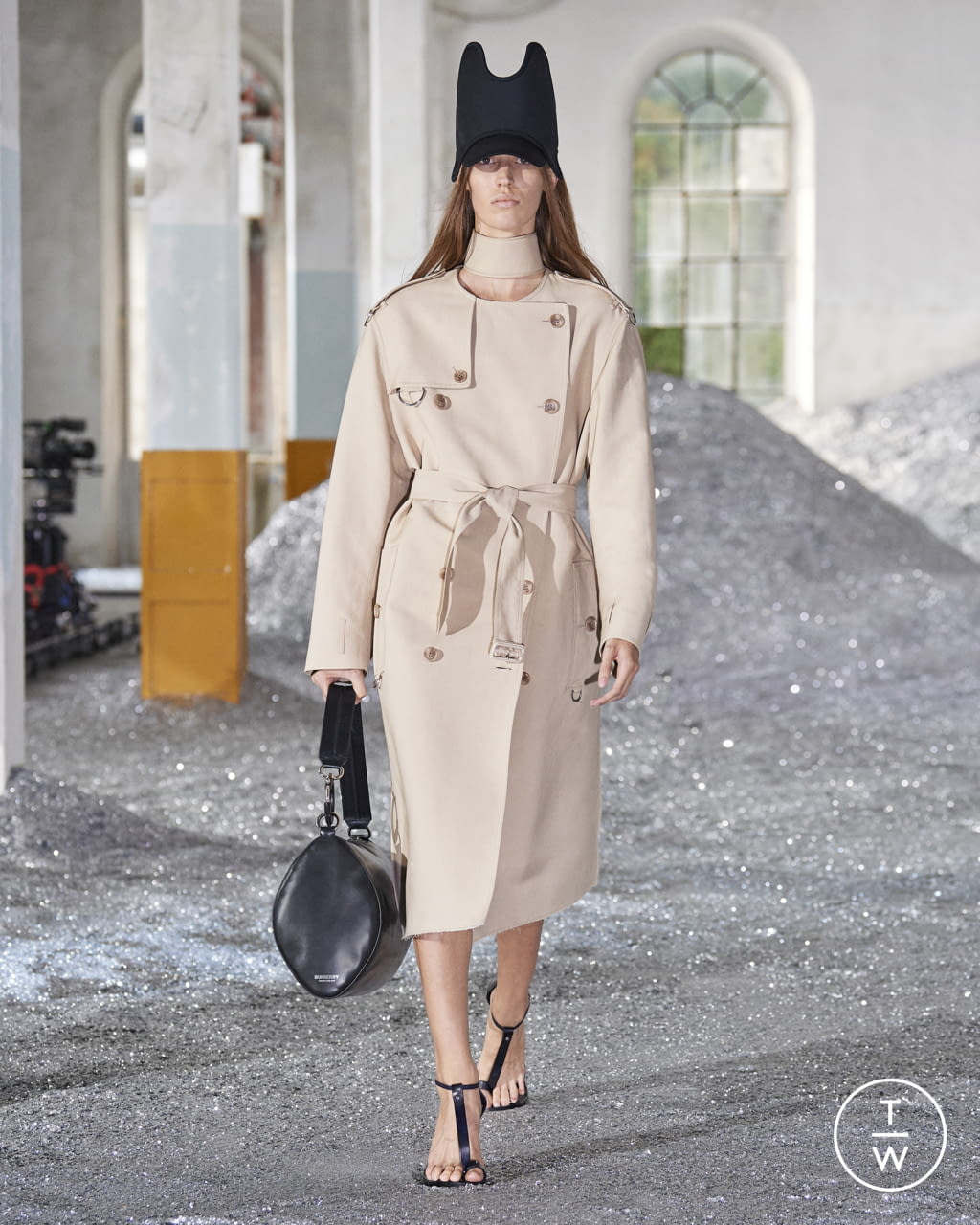 Fashion Week London Spring/Summer 2022 look 11 from the Burberry collection womenswear