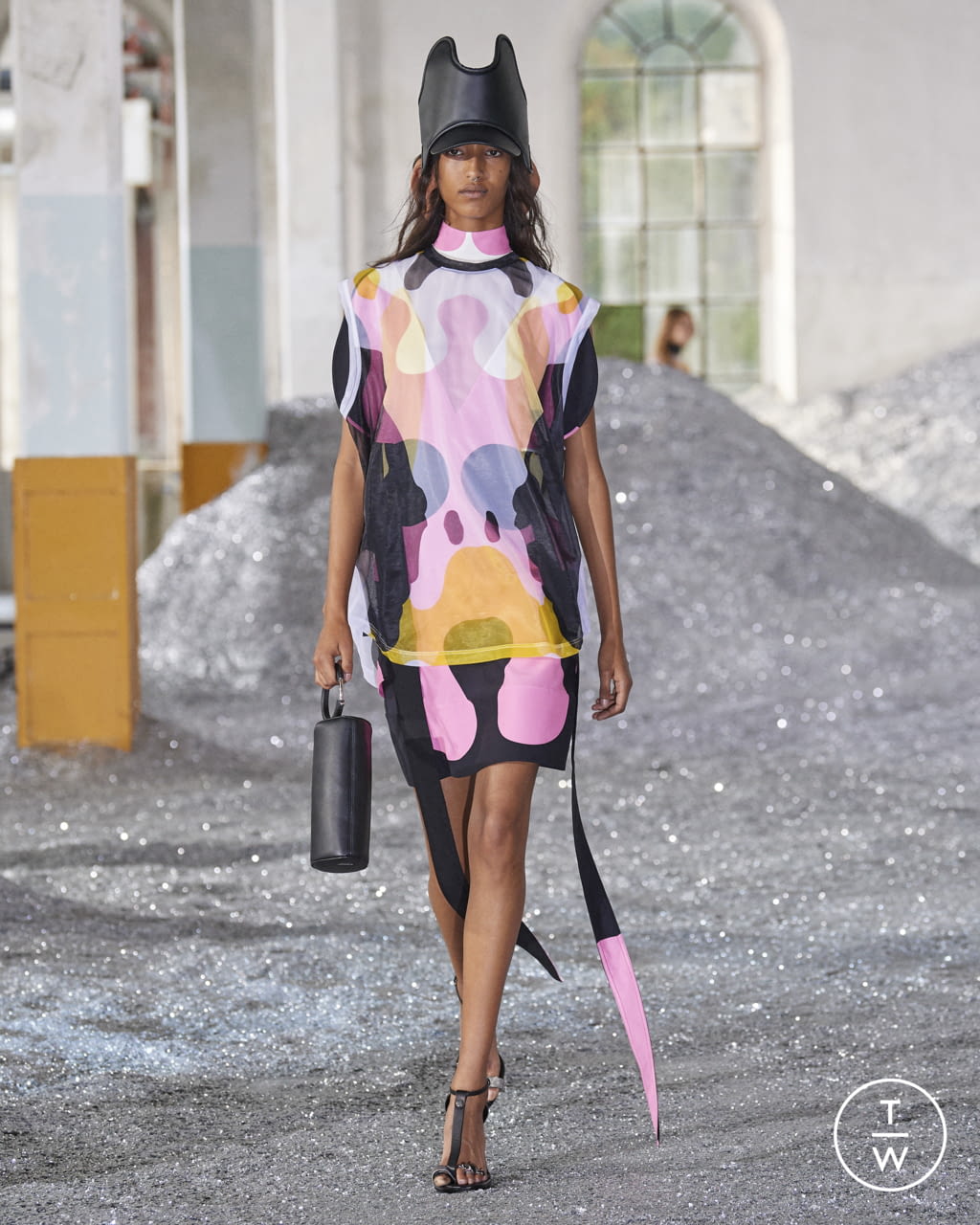 Fashion Week London Spring/Summer 2022 look 15 de la collection Burberry womenswear