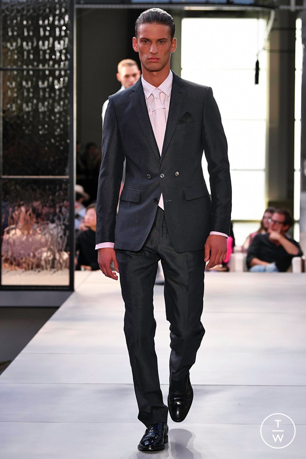 Fashion Week London Spring/Summer 2019 look 53 from the Burberry collection menswear
