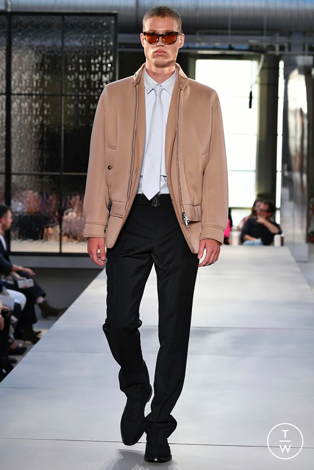 Fashion Week London Spring/Summer 2019 look 62 from the Burberry collection 男装