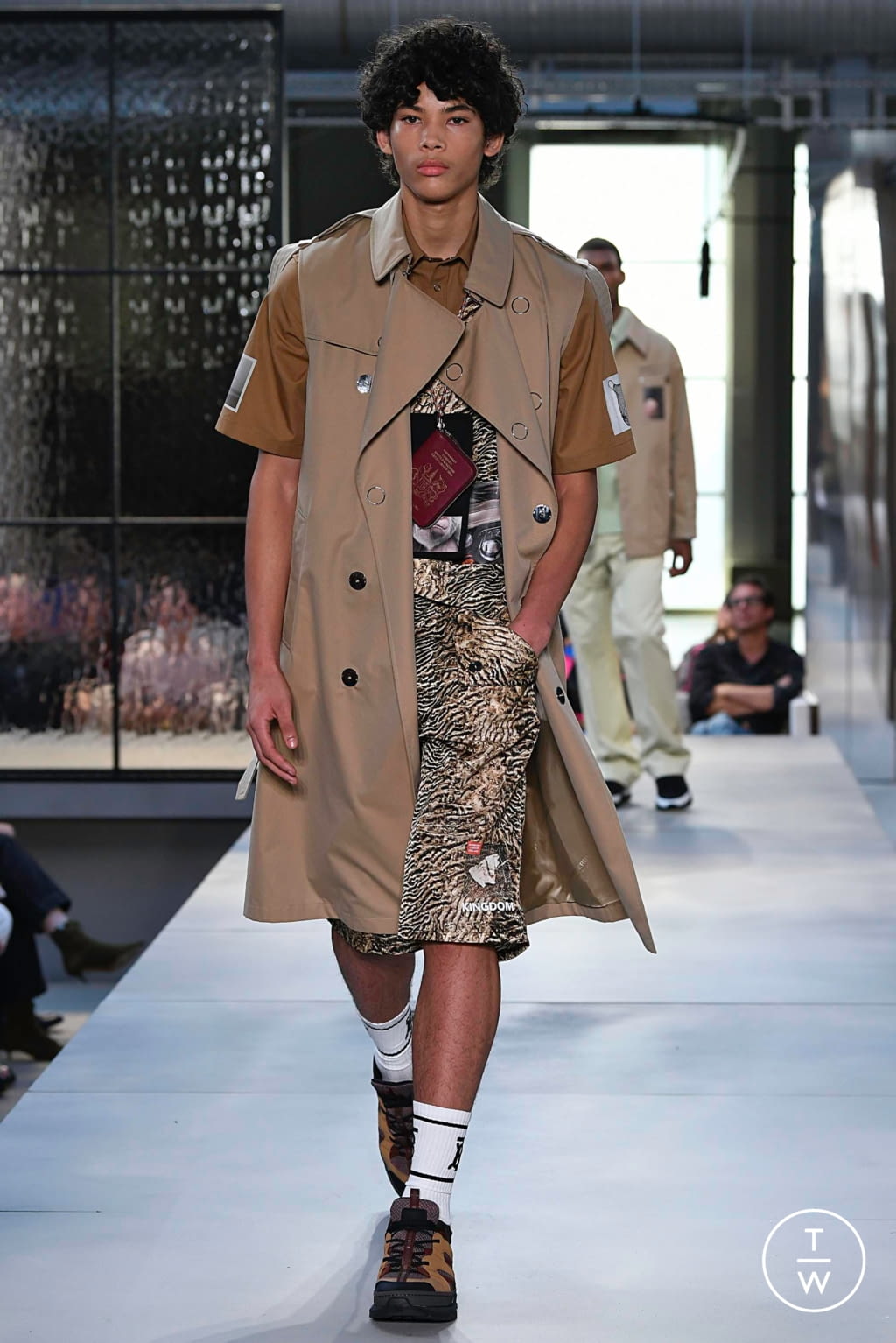 Fashion Week London Spring/Summer 2019 look 110 from the Burberry collection 男装