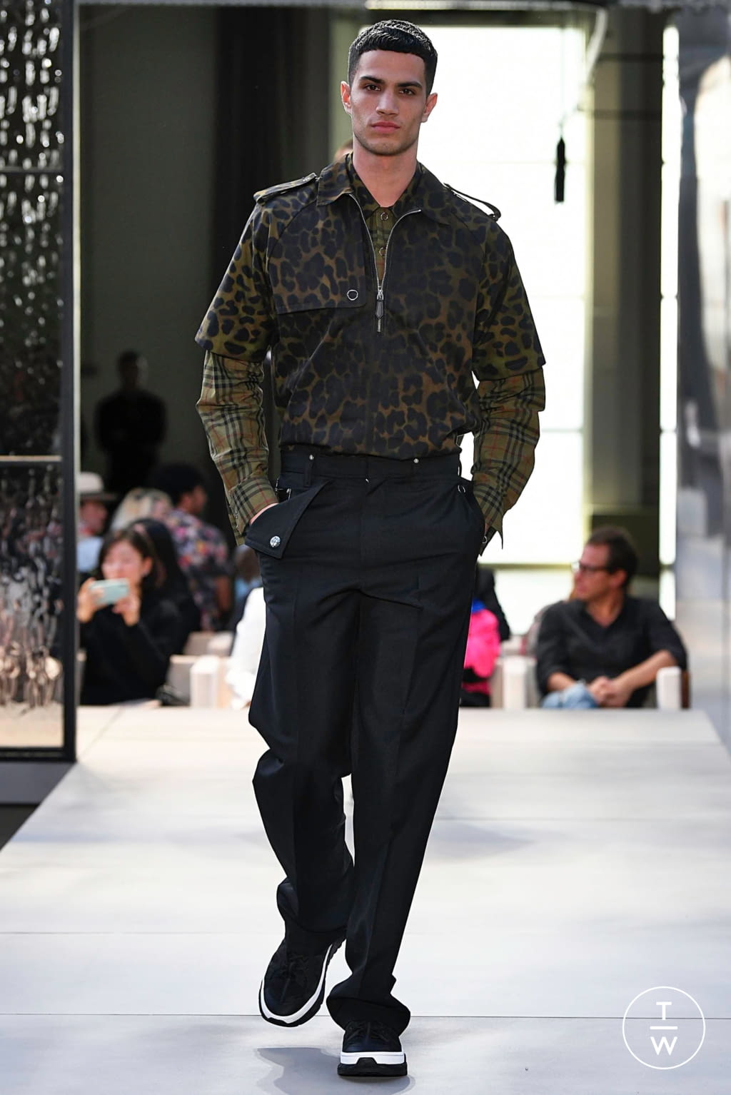 Fashion Week London Spring/Summer 2019 look 126 from the Burberry collection 男装