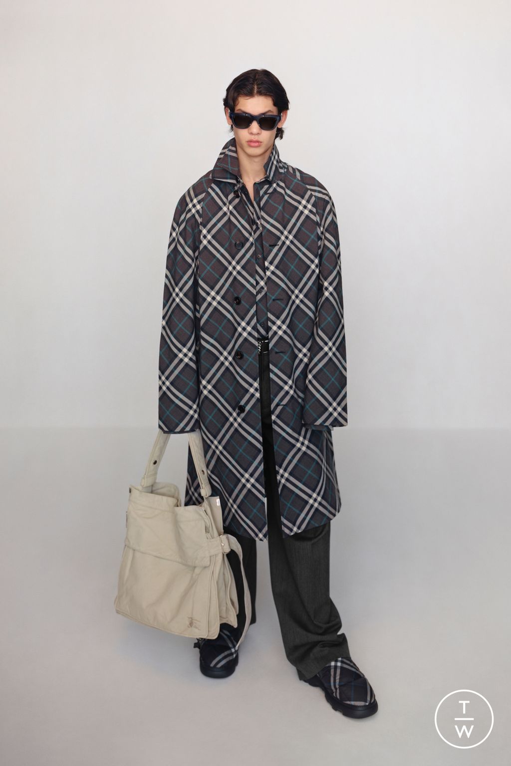 Fashion Week London Pre-Fall 2024 look 26 from the Burberry collection womenswear