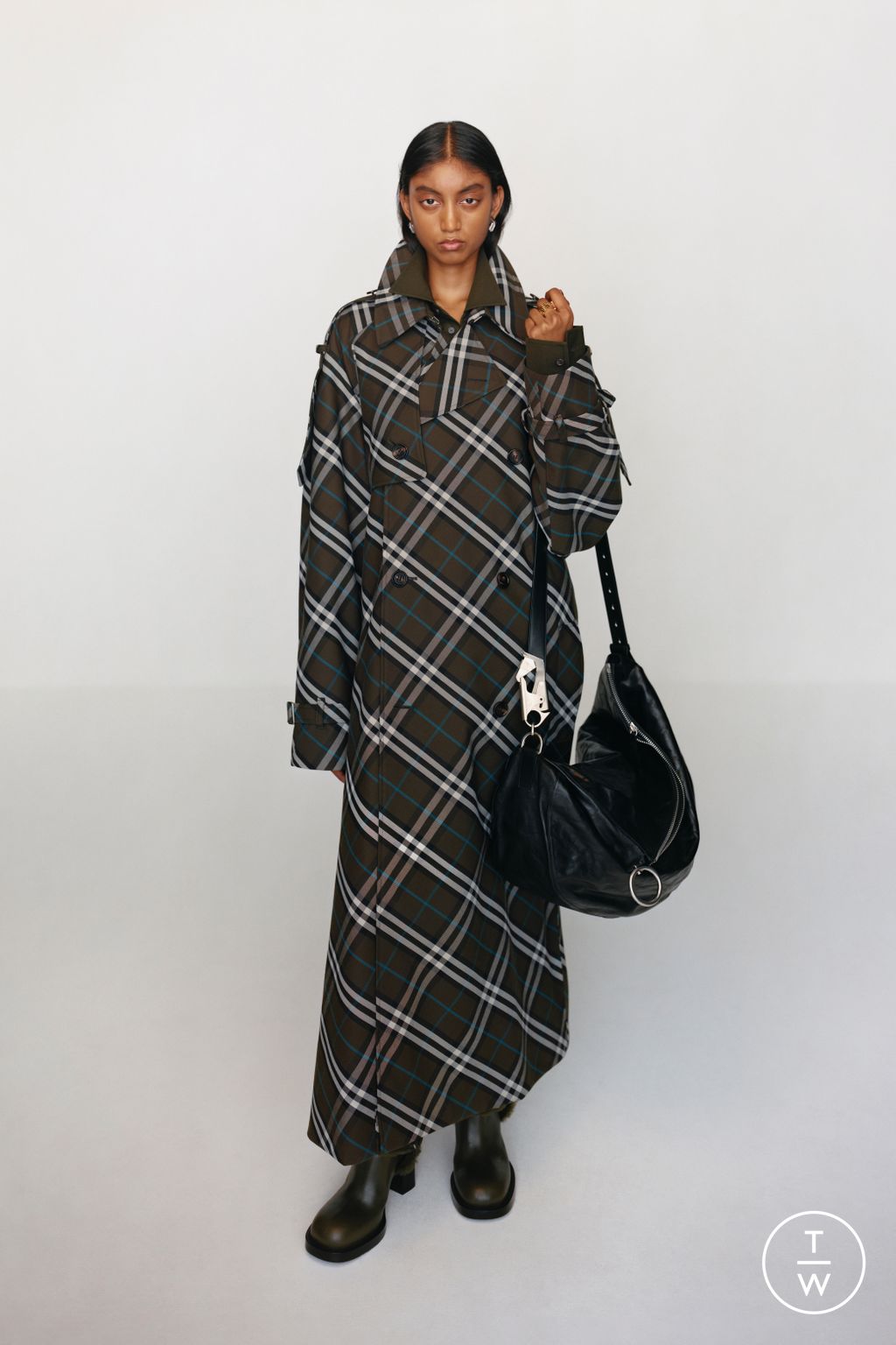 Fashion Week London Pre-Fall 2024 look 28 from the Burberry collection womenswear
