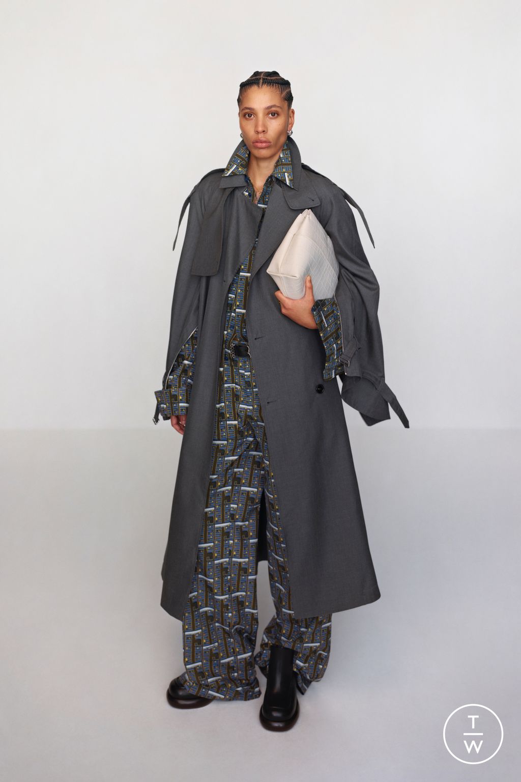 Fashion Week London Pre-Fall 2024 look 33 from the Burberry collection womenswear