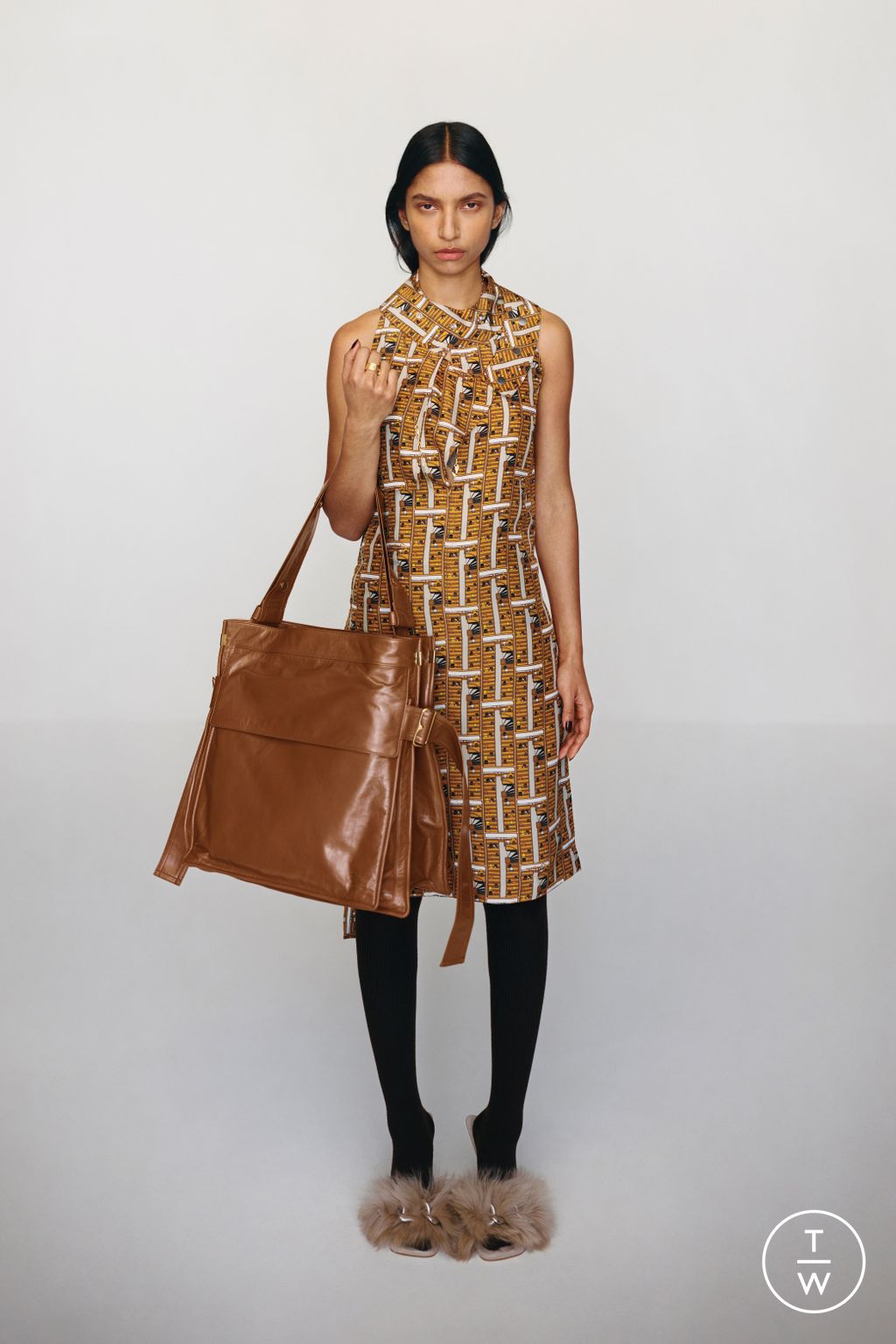 Fashion Week London Pre-Fall 2024 look 38 from the Burberry collection 女装