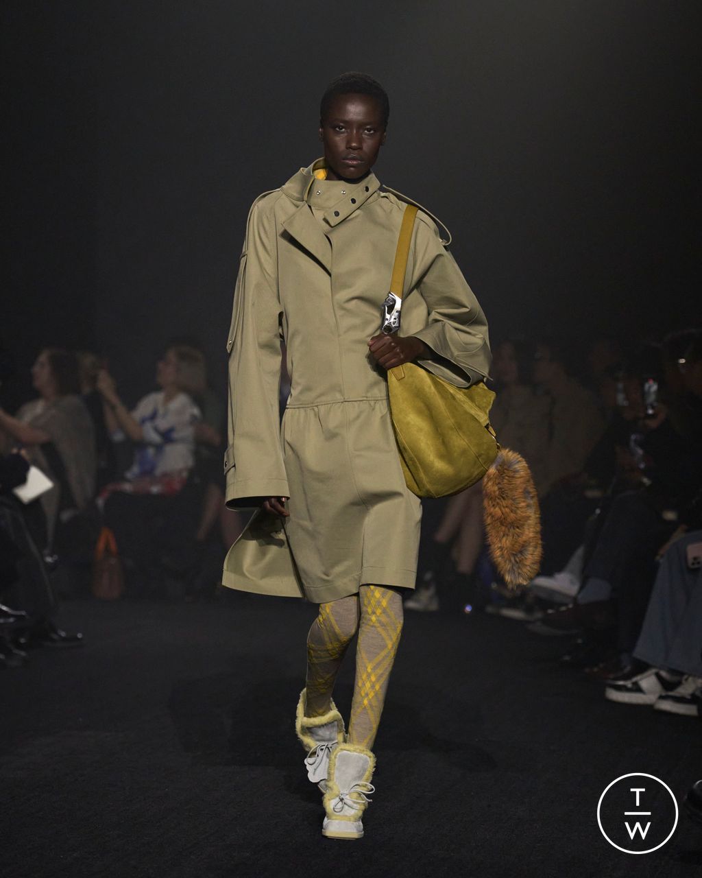 Fashion Week London Fall/Winter 2023 look 18 from the Burberry collection 女装