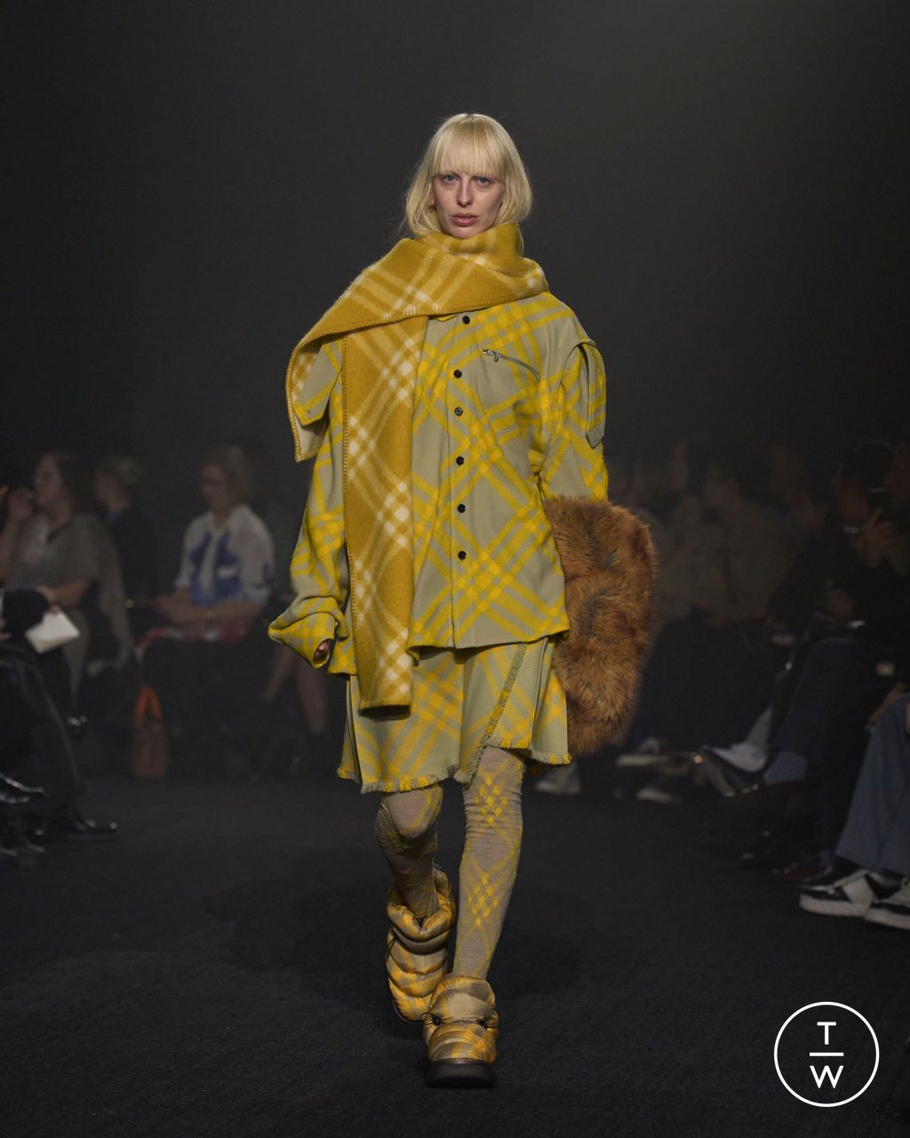 Fashion Week London Fall/Winter 2023 look 21 from the Burberry collection womenswear