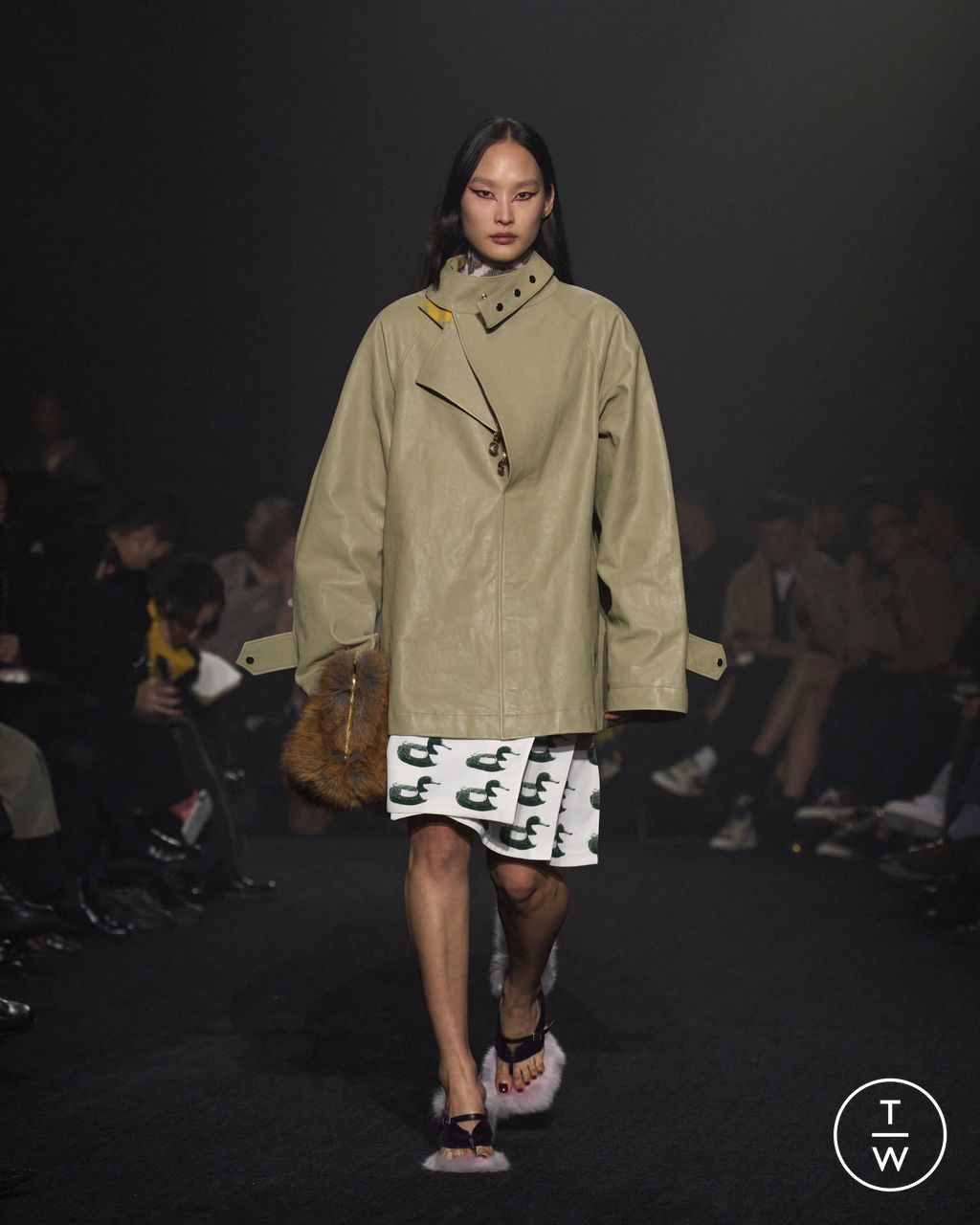 Fashion Week London Fall/Winter 2023 look 22 from the Burberry collection womenswear
