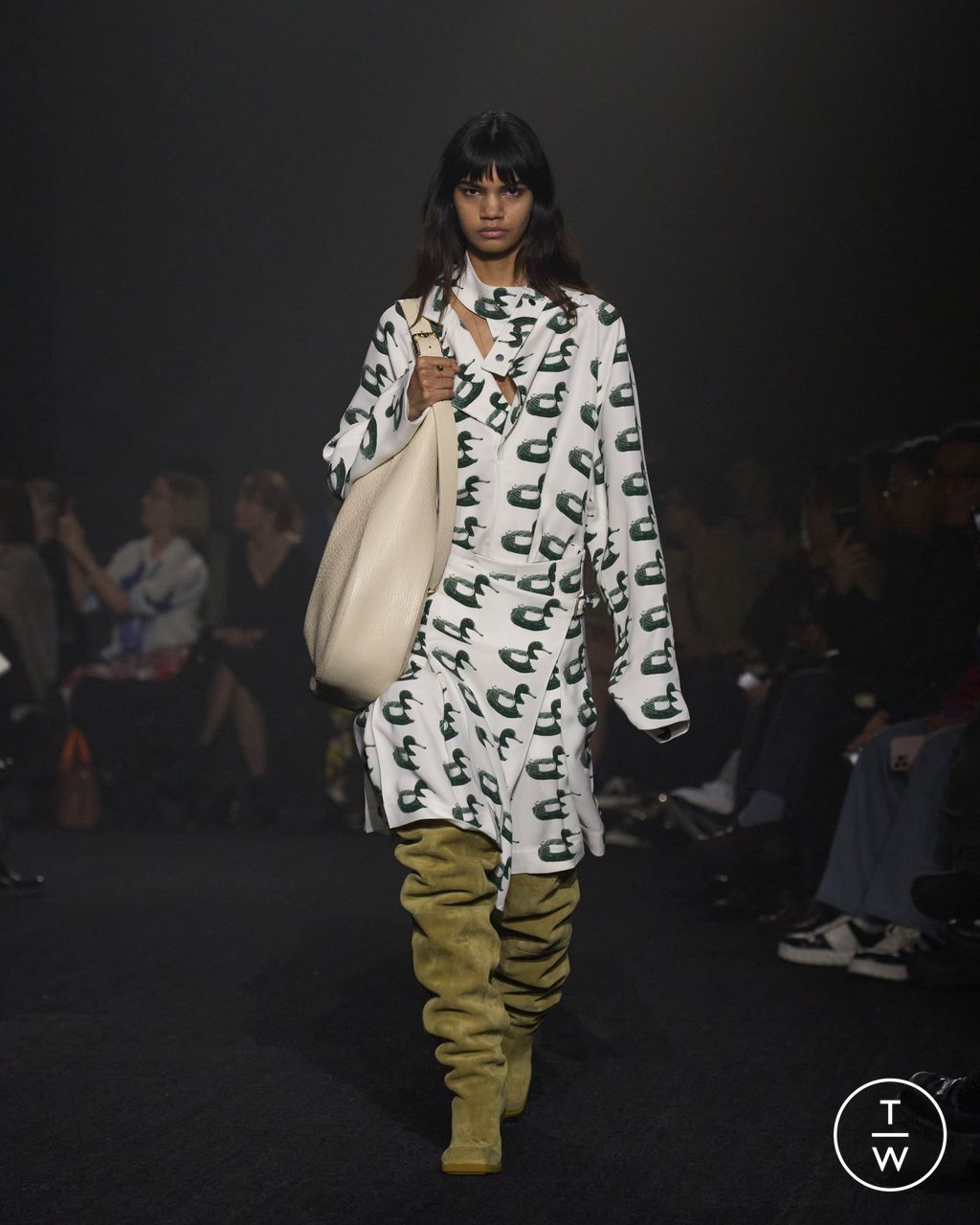 Fashion Week London Fall/Winter 2023 look 24 from the Burberry collection womenswear