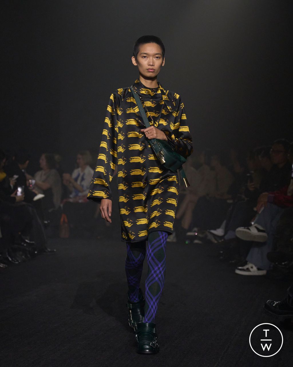 Fashion Week London Fall/Winter 2023 look 32 from the Burberry collection 女装
