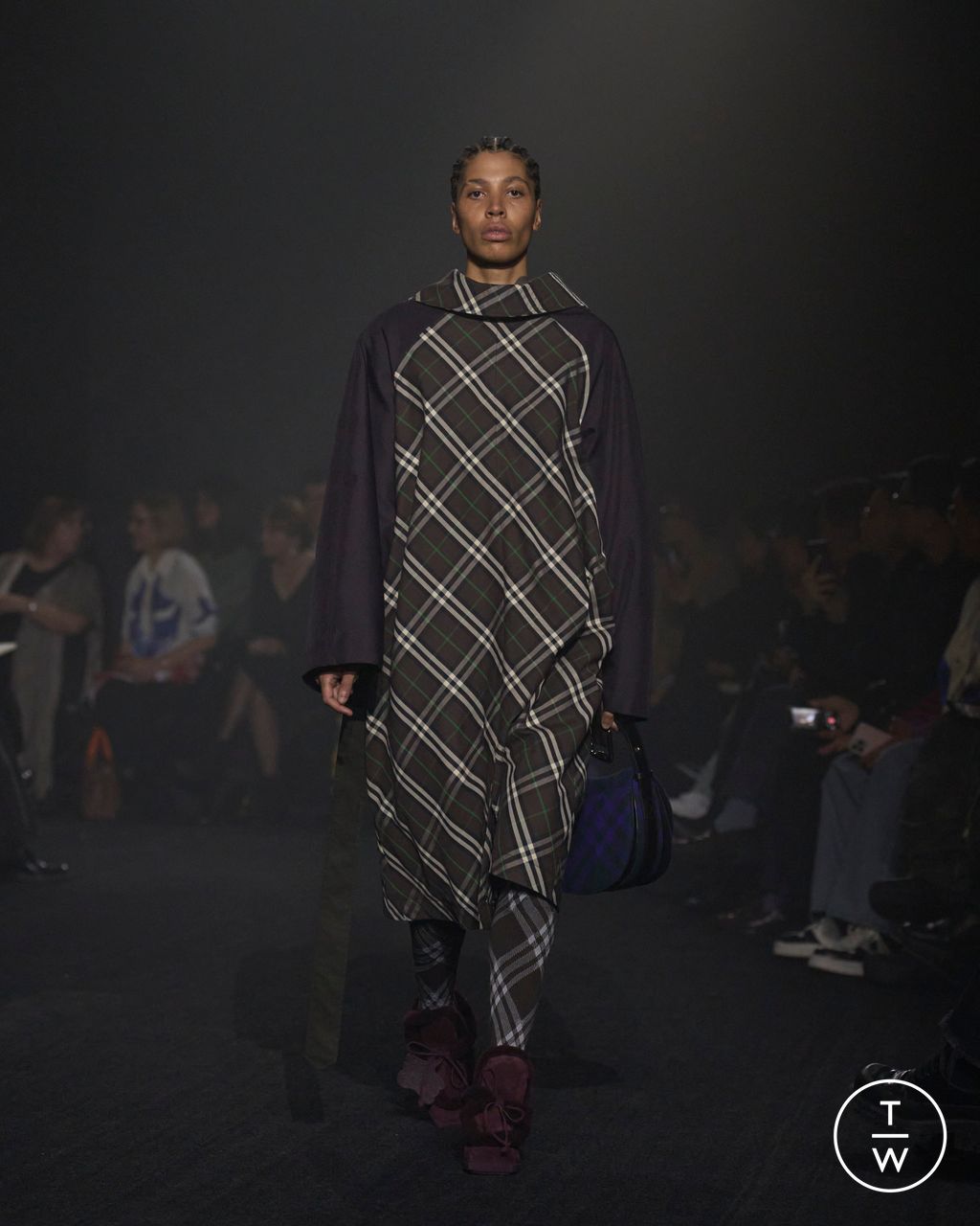 Fashion Week London Fall/Winter 2023 look 6 from the Burberry collection 女装
