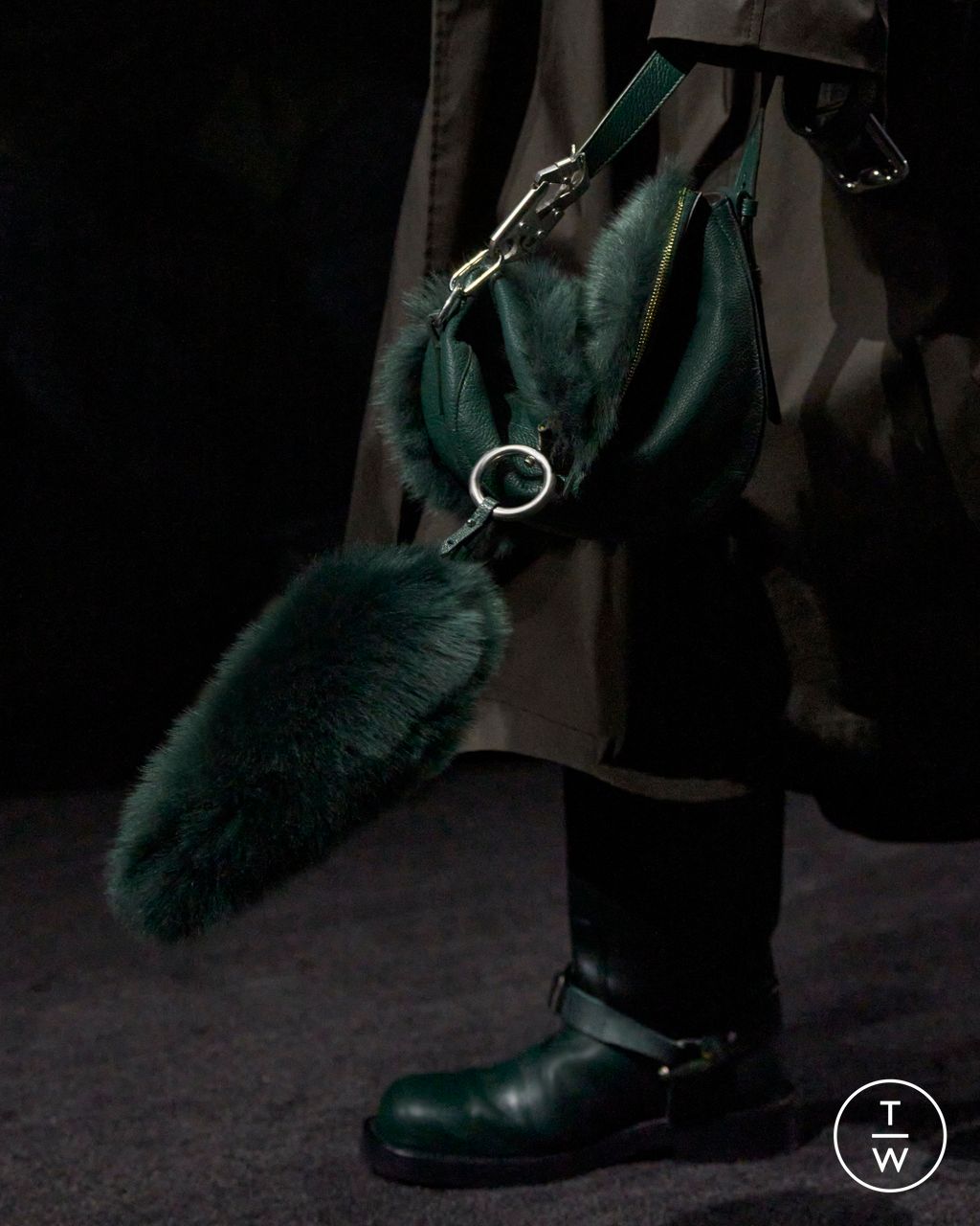 Fashion Week London Fall/Winter 2023 look 1 from the Burberry collection womenswear accessories
