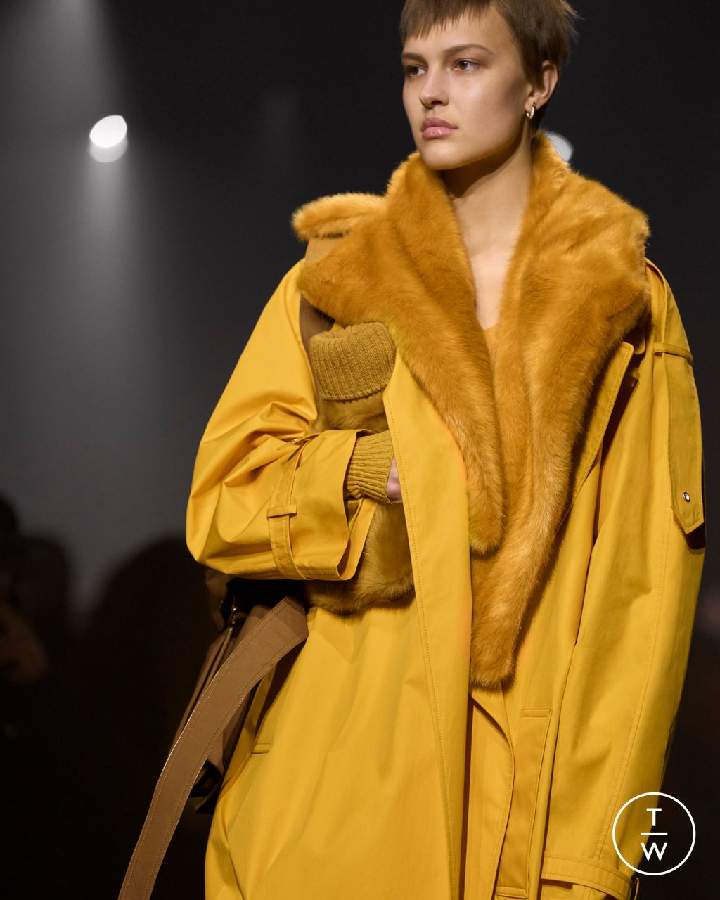 Fashion Week London Fall/Winter 2023 look 16 from the Burberry collection womenswear accessories