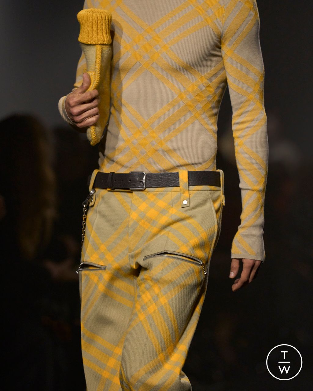 Fashion Week London Fall/Winter 2023 look 17 from the Burberry collection womenswear accessories