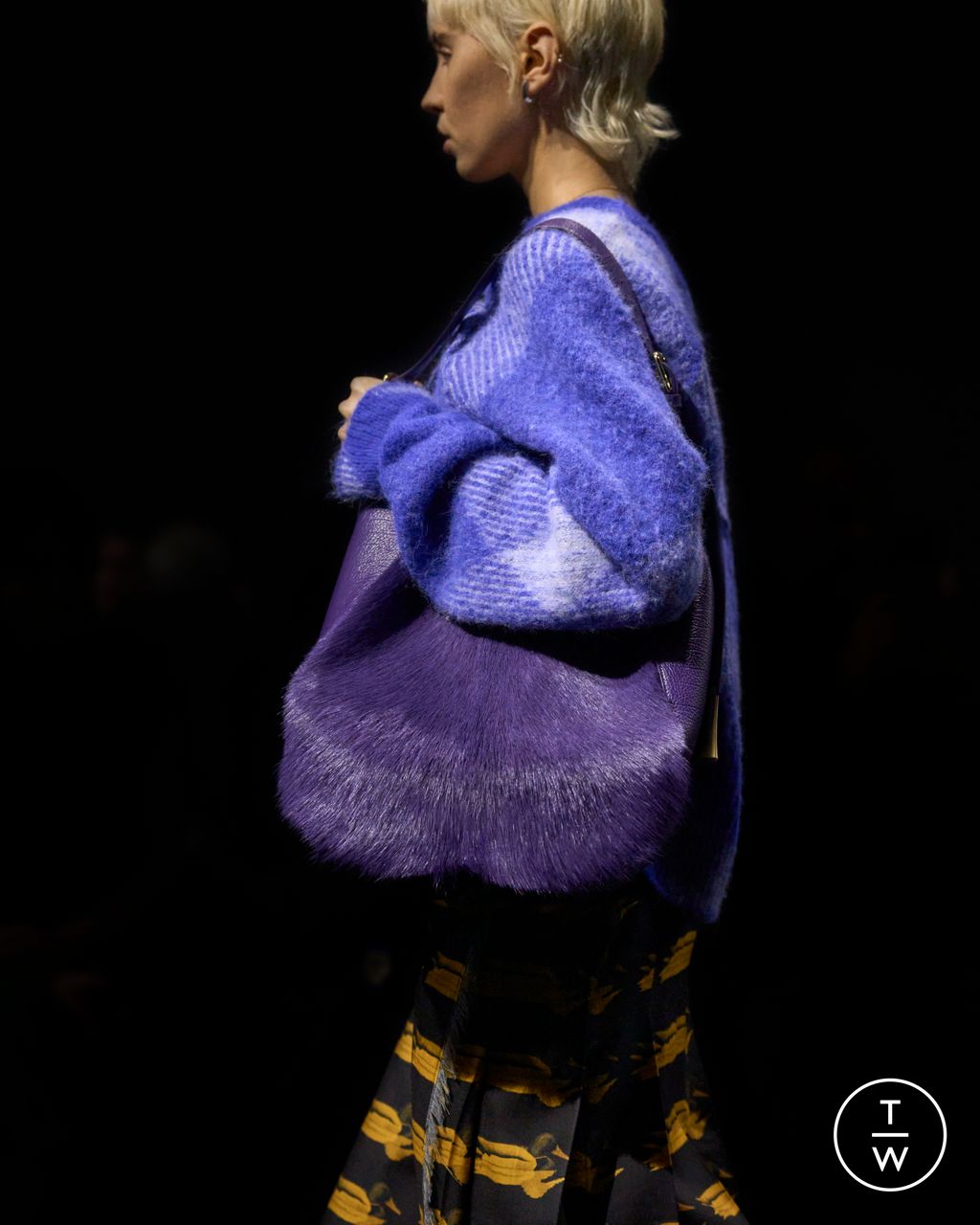 Fashion Week London Fall/Winter 2023 look 30 from the Burberry collection 女装配饰