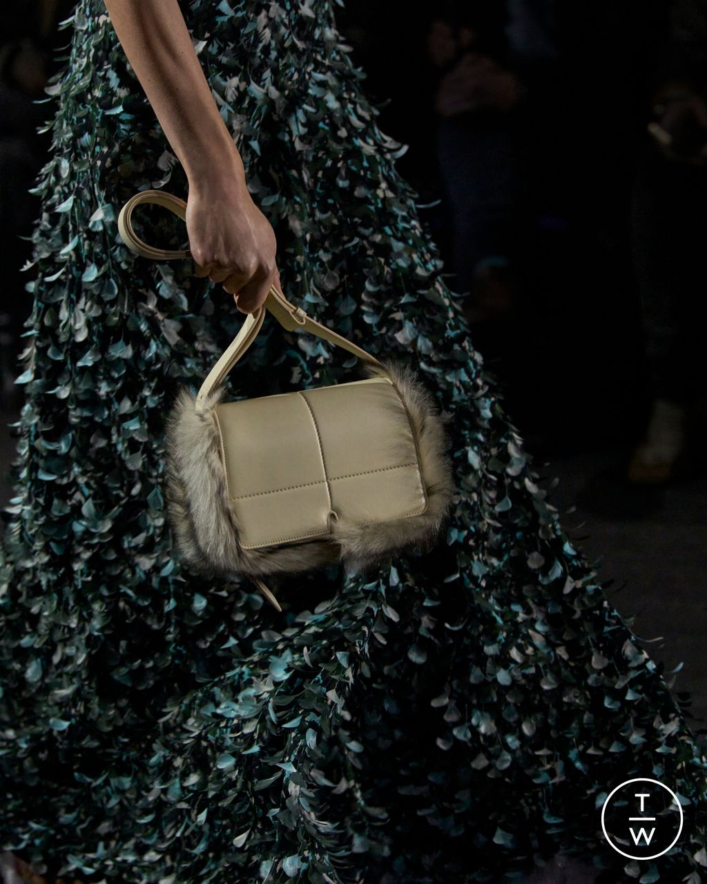 Fashion Week London Fall/Winter 2023 look 35 from the Burberry collection 女装配饰